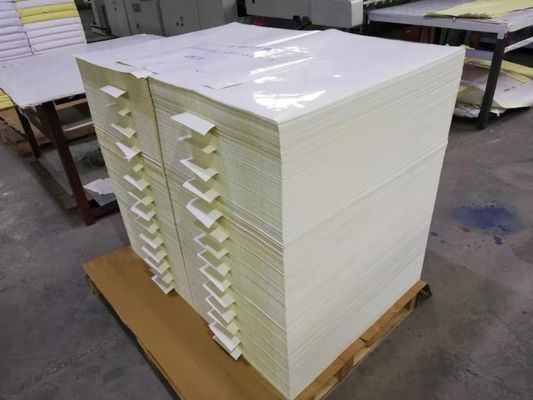 Direct uit de molen aangepast plakpapier met rubberen lijm en grote velgrootte