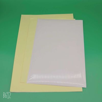 Gepersonaliseerde grootte Glanzende zelfklevende plakpapierrol met anti-krultechnologie
