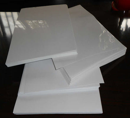 Op maat gemaakte bestelling Houtvrij Offset Printpapier Creme Kleur Onbekleed 55 gsm 60 gsm 70 gsm 80 gsm