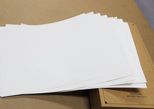 Niet-gecoat wit offset-afdrukpapier zonder hout in vellen voor boekbinding