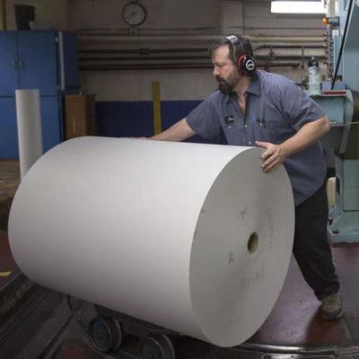 Op maat gemaakte bestelling 70/75/80gm Kopieerpapier Jumbo Roll 850mm Reel Grootte met 103±1 Helderheid
