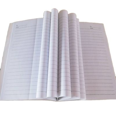 Offsetdrukken van ruw wit kleurpapier in verschillende papiergroottes