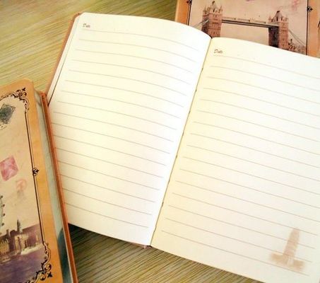 Offsetdrukken van ruw wit kleurpapier in verschillende papiergroottes