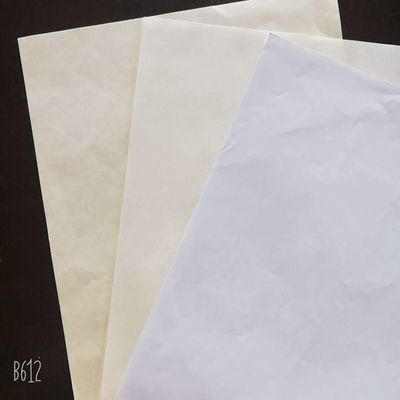 Offsetdrukken van ruw wit kleurpapier in verschillende papiergroottes