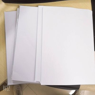 Gepersonaliseerd formaat 70GSM 80GSM Raw White Bond Paper van Yunbao voor voedselverpakkingspapier