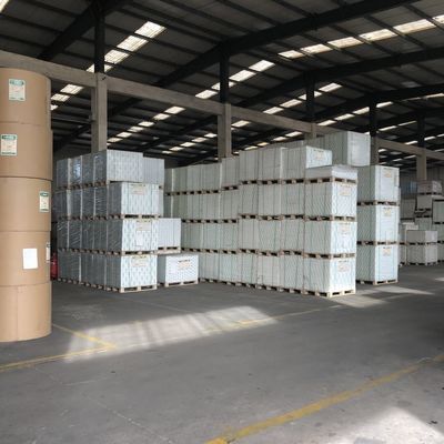 Materiaal van het product Wit gecoat C2s kunstpapier voor het drukken van tijdschriften 610 mm ROLL WIDTH